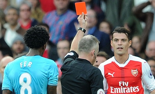 Vua tao be boi the do, Xhaka lai chui nhan vien san bay hinh anh