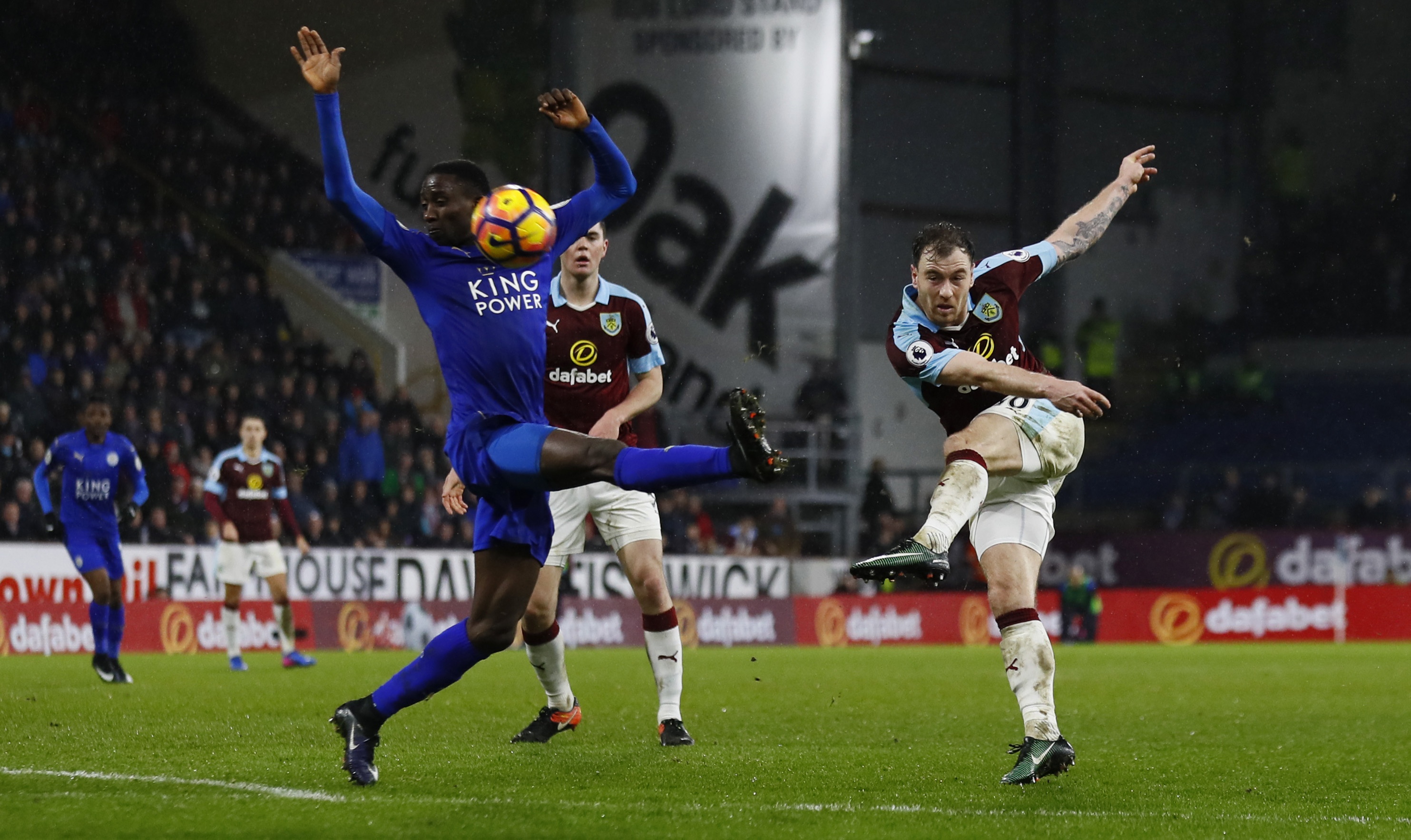 tran Burnley vs Leicester anh 1