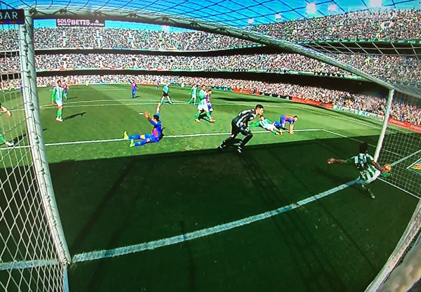 Barca ra mat cong nghe hawk-eye anh 6