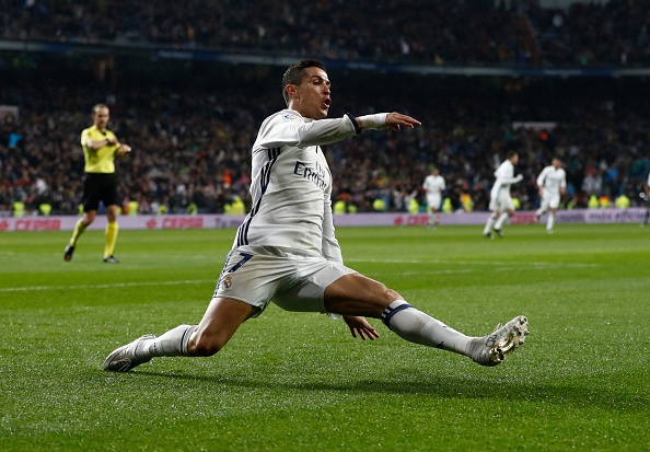 Ronaldo dua ban gai di an sinh nhat anh 6