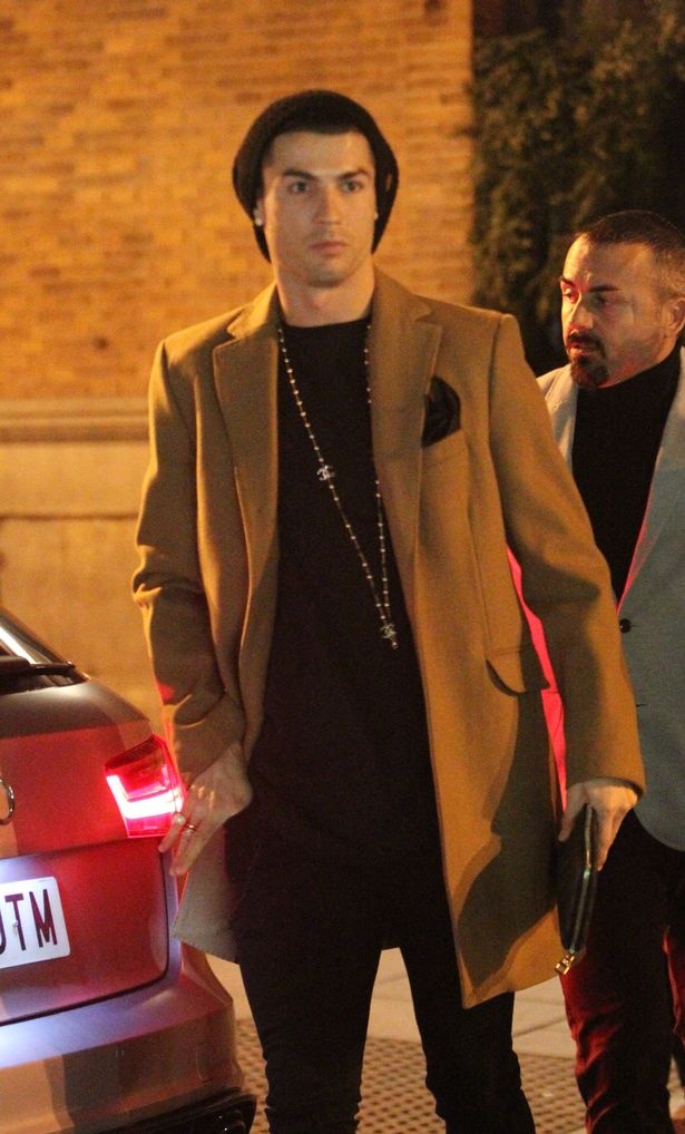 Ronaldo dua ban gai di an sinh nhat anh 2