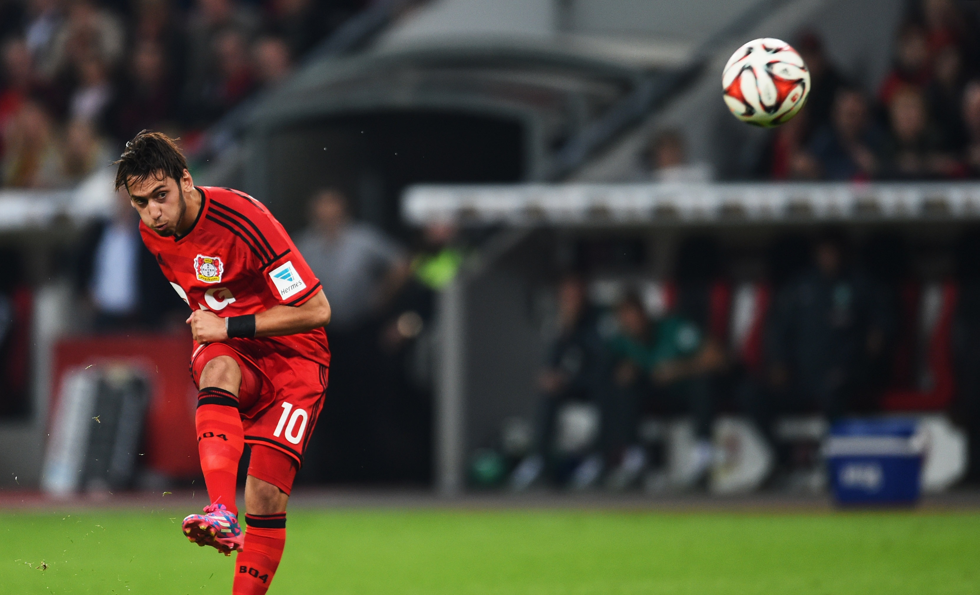 Calhanoglu bị cấm thi đấu ảnh 1 Calhanoglu bi cam thi dau anh 1