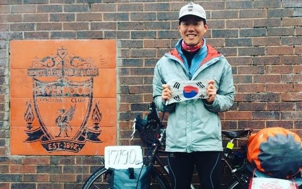 Phan thuong cho CDV dap xe tu Han Quoc sang Liverpool hinh anh