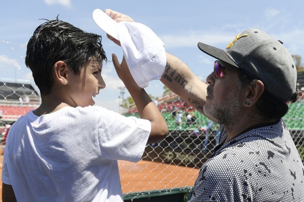 Maradona khoa moi bo tre anh 5