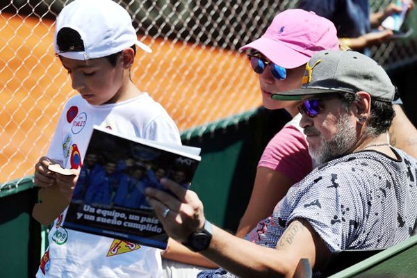 Maradona khoa moi bo tre anh 6