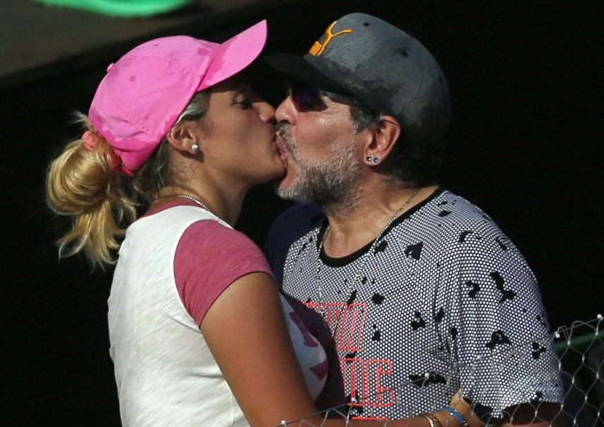 Maradona gong minh khi hon bo 9X hinh anh