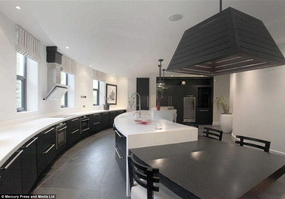 Pogba sam nha moi anh 6