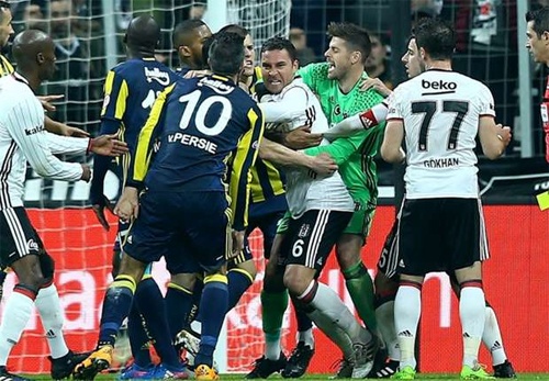 Van Persie ăn vạ thô thiển ảnh 1 Van Persie an va tho thien anh 1