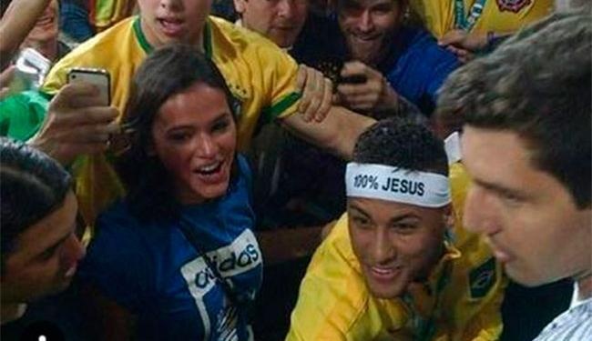 Neymar dua ban gai di xem phim anh 7