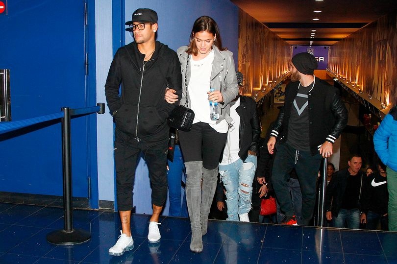 Neymar dua ban gai di xem phim anh 1