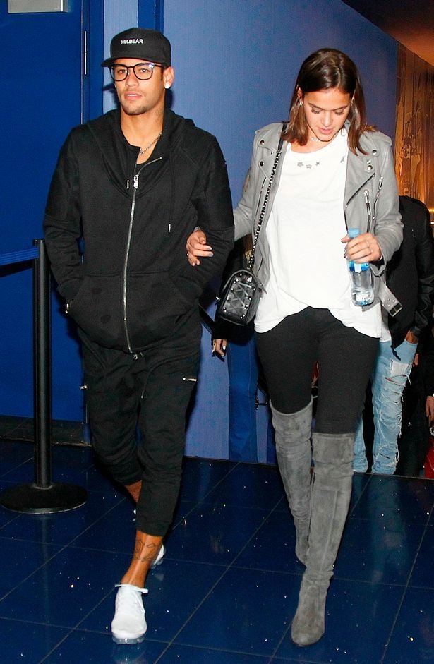 Neymar dua ban gai di xem phim anh 2