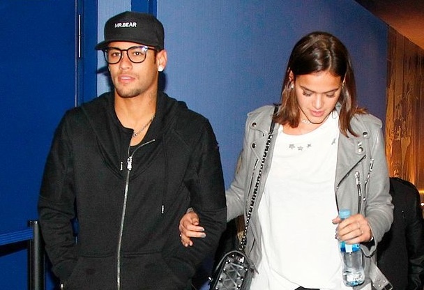 Bi treo gio, Neymar di xem phim voi ban gai xinh xan hinh anh