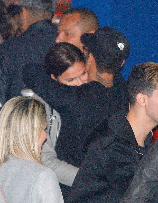 Neymar dua ban gai di xem phim anh 6