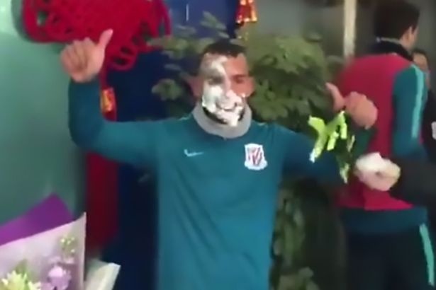 Tevez mung sinh nhat anh 1