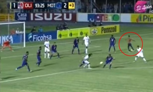 Cau thu va CDV cung sut vao luoi, trong tai van cong nhan hinh anh