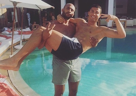 ‘Ban trai tin don’ cua Ronaldo nhan an tu hinh anh