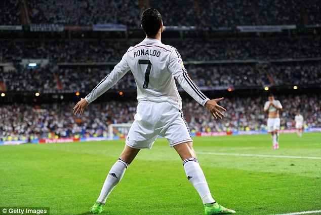 Cau thu solo ghi ban nhu Messi nhung an mung kieu CR7 hinh anh