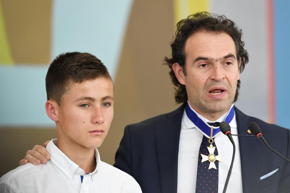 Nguoi hung cuu mang cau thu Chapecoense duoc thuong lon hinh anh