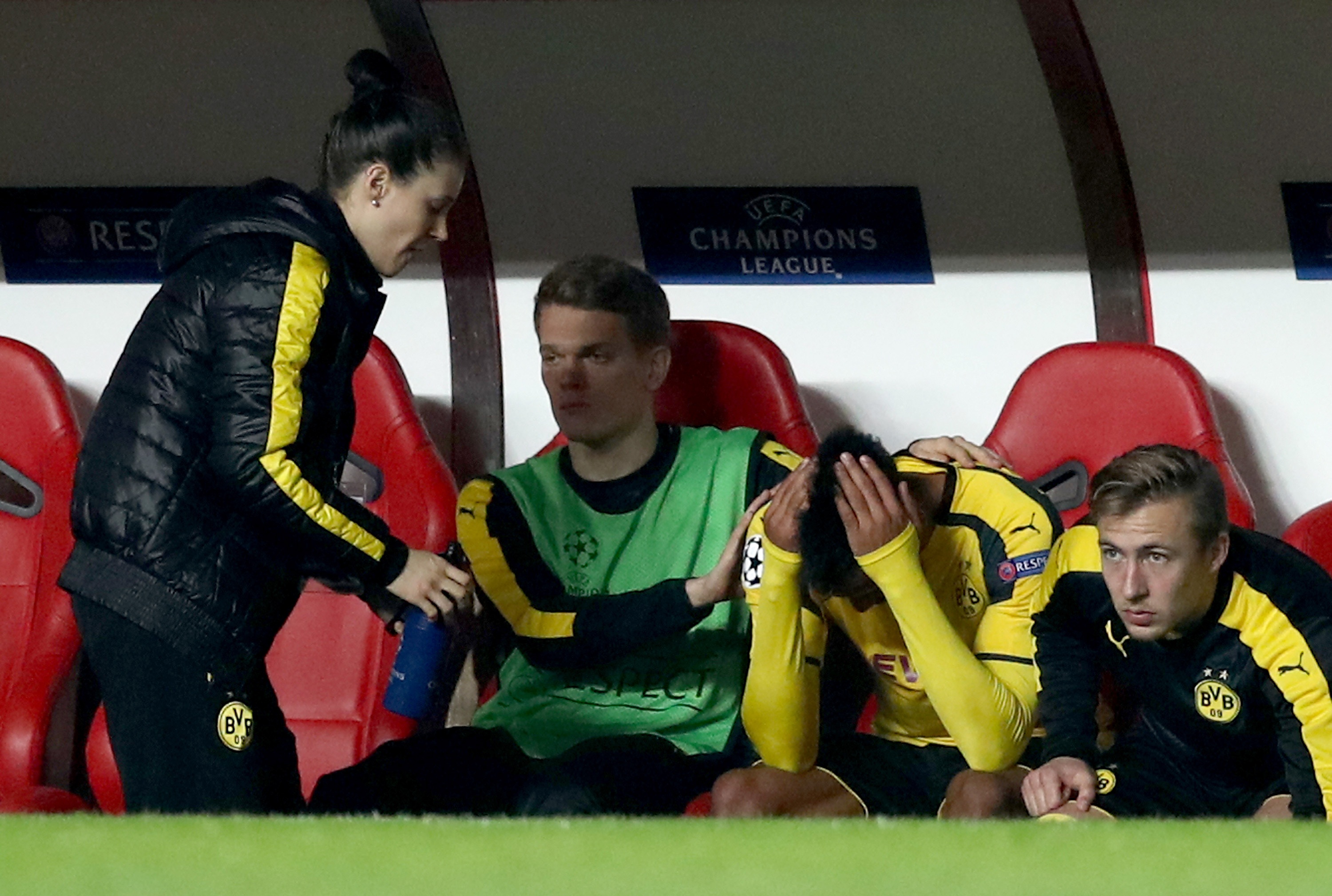 Tran Benfica vs Dortmund anh 8