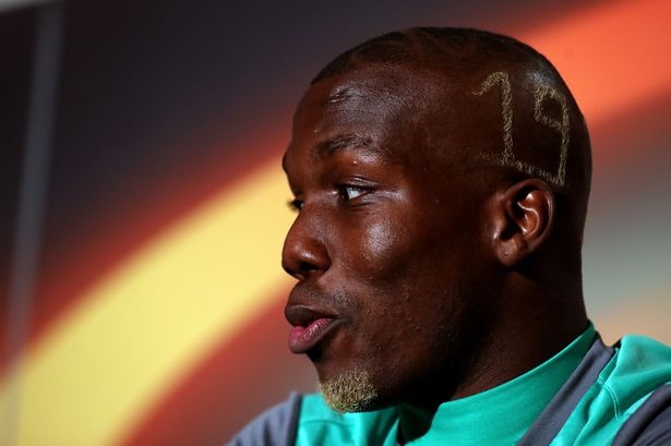 Anh Pogba so ke kieu toc voi cau em hinh anh