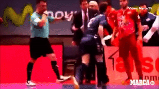 Cau thu futsal linh 2 cu dam cung luc vao mat hinh anh