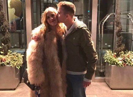 Nam sinh vien may man hen ho voi hoa khoi quan vot hinh anh