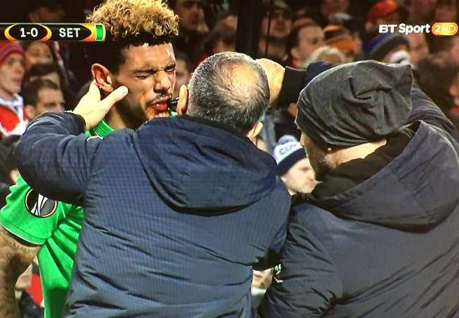 Martial gat cui cho anh 1