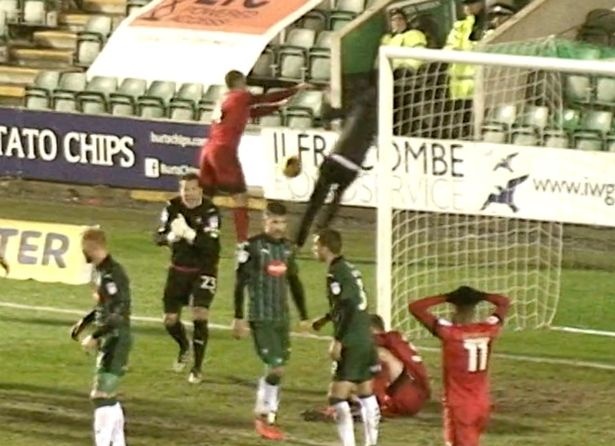 cau thu bi phat nang vi day cau be nhat bong anh 1