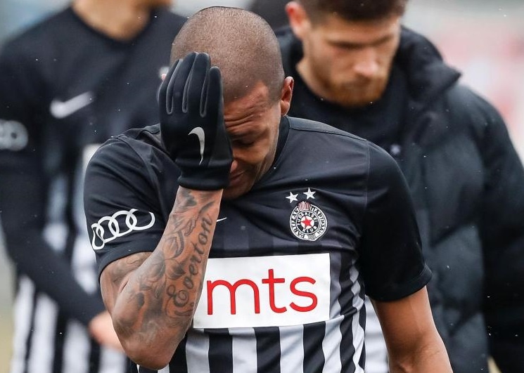 Cau thu bat khoc roi san do bi miet thi la con vat hinh anh