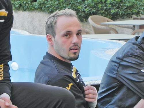 Thu mon chau Au khong bi phat du quay lung bat penalty hinh anh