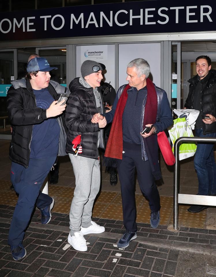 Mourinho tặng quà đặc biệt cho CĐV ảnh 3 Mourinho tang qua dac biet cho CDV anh 3