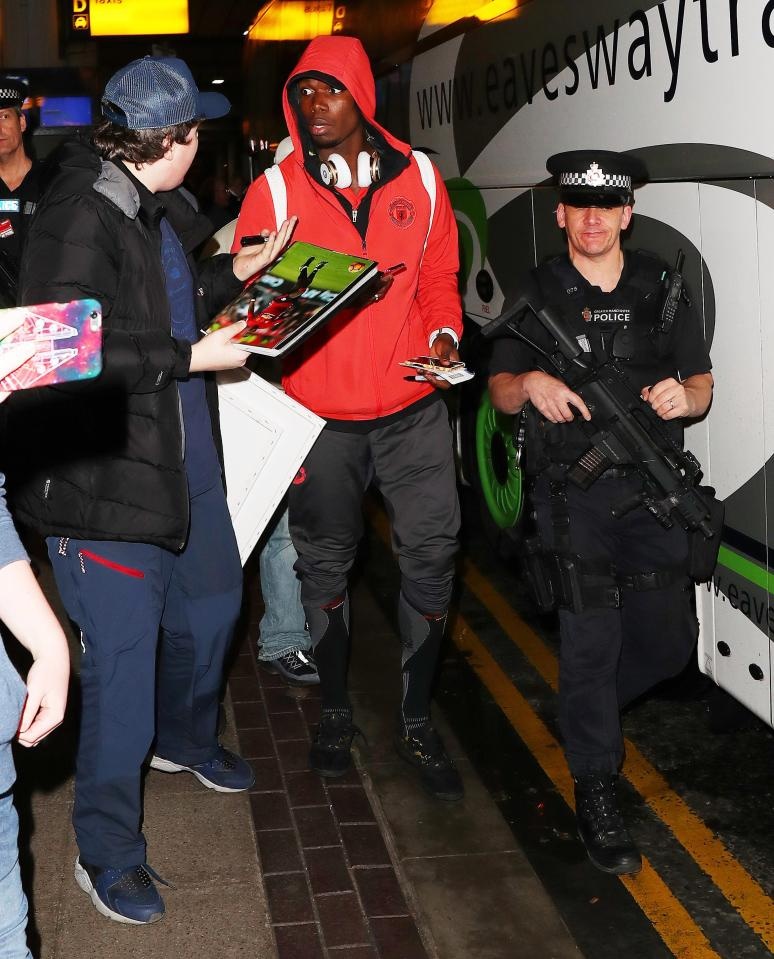 Mourinho tặng quà đặc biệt cho CĐV ảnh 7 Mourinho tang qua dac biet cho CDV anh 7