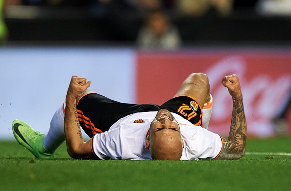 Valencia bị cướp 2 quả phạt đền ảnh 1 Valencia bi cuop 2 qua phat den anh 1