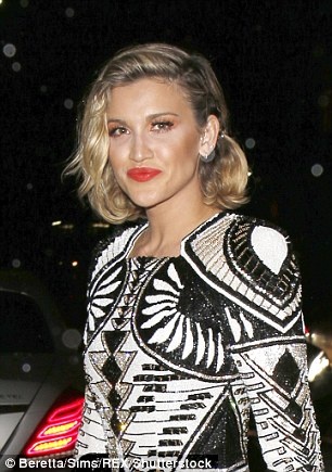 Con trai Beckham được bà chị hơn 18 tuổi tán tỉnh ảnh 2 Con trai Beckham duoc ba chi hon 18 tuoi tan tinh anh 2