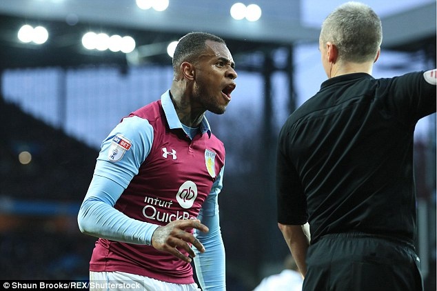 Cau thu Villa tra gia vi va cham voi trong tai hinh anh