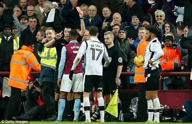 Cầu thủ bị đuổi vì vô lễ với trọng tài ảnh 1 Cau thu bi duoi vi vo le voi trong tai anh 1