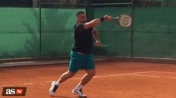 Ro beo tro tai tennis voi voc dang thon gon hinh anh