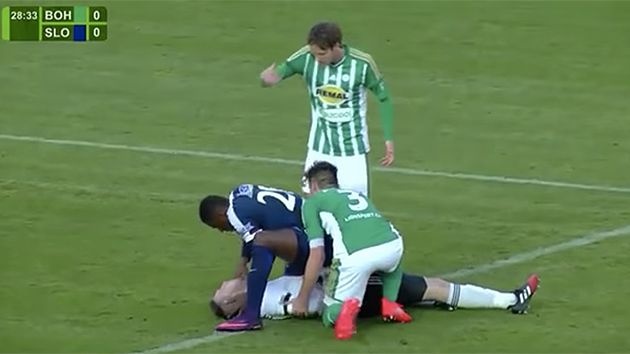 Cuu mang doi phuong, cau thu bi can dut gan tay hinh anh