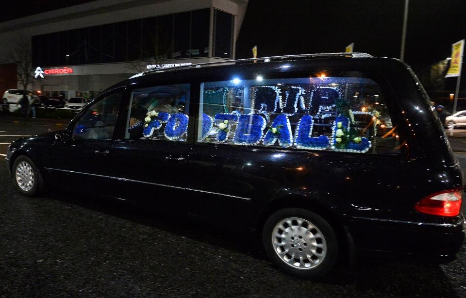 CDV Leicester lai xe tang dieu hanh quanh san hinh anh