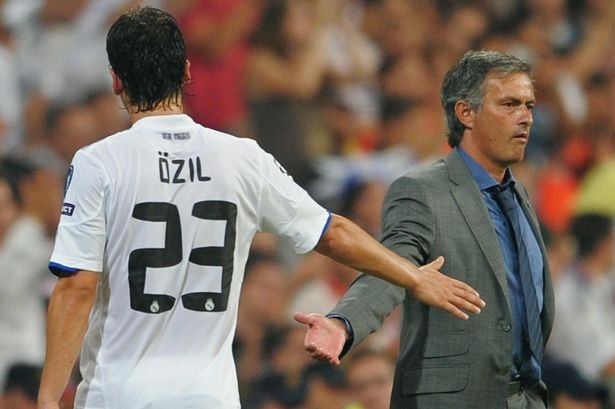 Oezil lan dau he lo man chui tham te cua Mourinho hinh anh