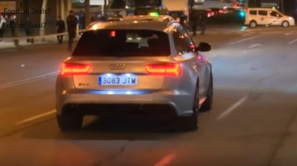 Ronaldo vo tu lai xe cho ban gai vuot den do hinh anh