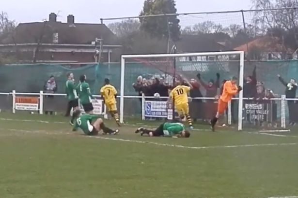 Thủ môn đập đầu vào cột dọc ảnh 1 Thu mon dap dau vao cot doc anh 1