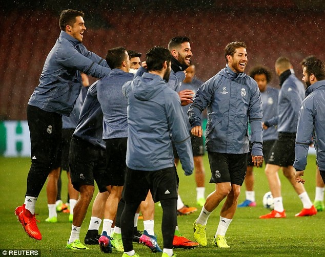 tran Napoli vs Real Madrid anh 4