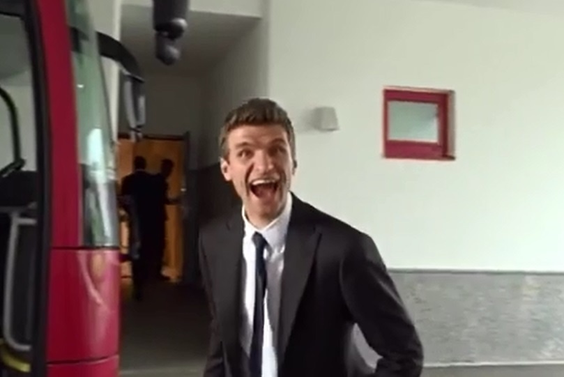 Mueller bat cuoi khi Hummels lam do ca phe len vest hinh anh