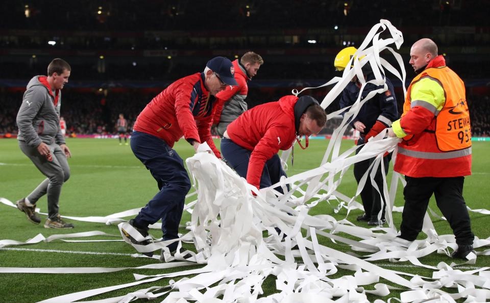 CDV Bayern dong loat nem giay ve sinh phan doi Arsenal hinh anh