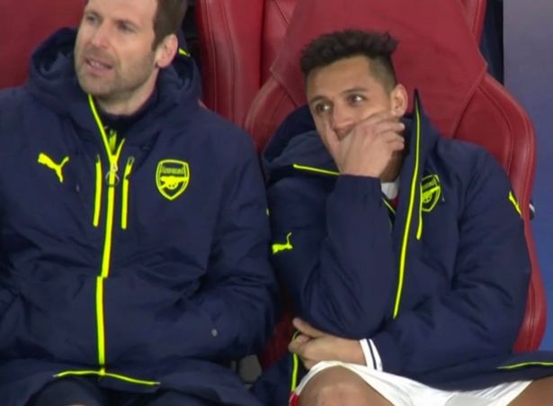 Sanchez cuoi dua trong tham bai cua Arsenal hinh anh