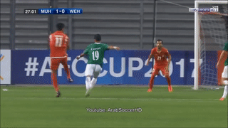 Cau thu da hut bong van duoc huong phat den hinh anh