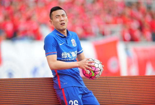 Cau thu Trung Quoc tra gia dat vi choi xau ngoai binh hinh anh