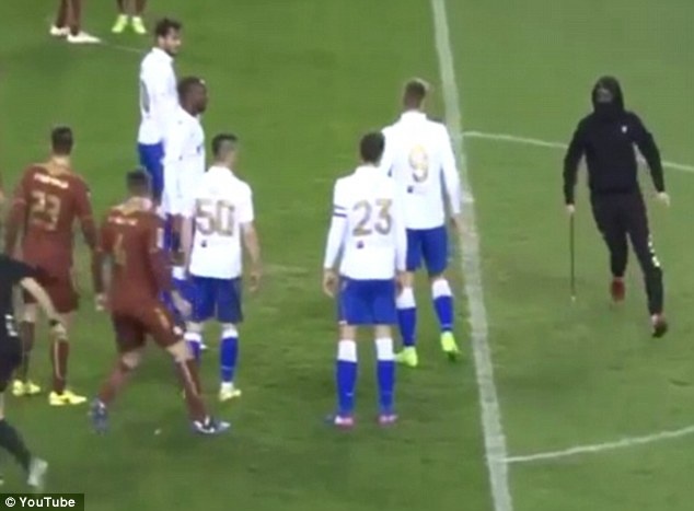 Hooligan cam thanh sat len vao san duoi danh trong tai hinh anh