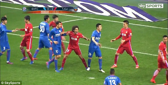cầu thủ Trung Quốc trả giá vì phạm lỗi với Witsel ảnh 1 cau thu Trung Quoc tra gia vi pham loi voi Witsel anh 1